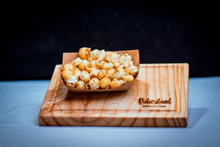 Palomitas de maíz servidas en recipiente para fiesta infantil