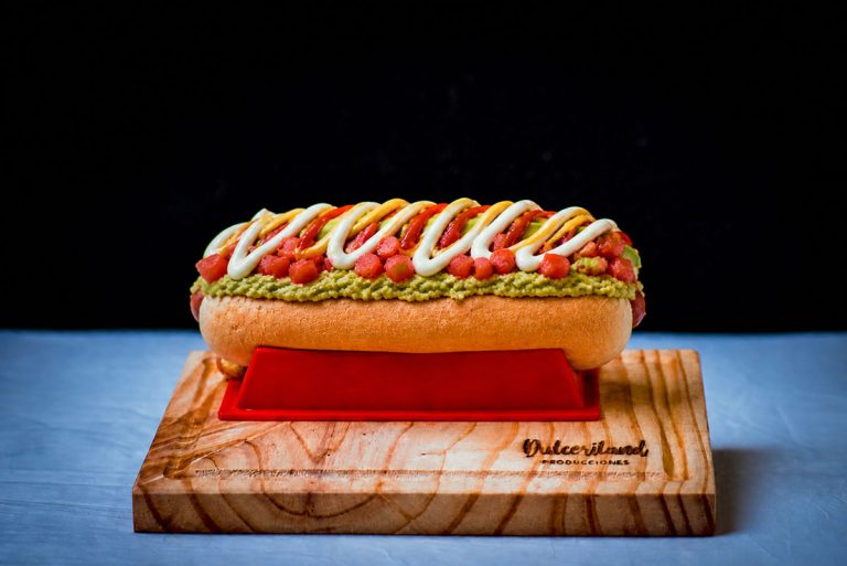 Completo italiano con palta, tomate y mayonesa sobre pan de hotdog