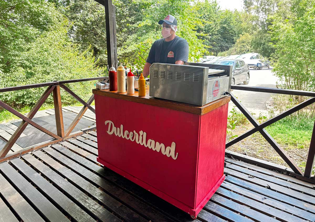 Carro de comida de Dulceriland instalado en una celebración infantil con productos y decoración para eventos.