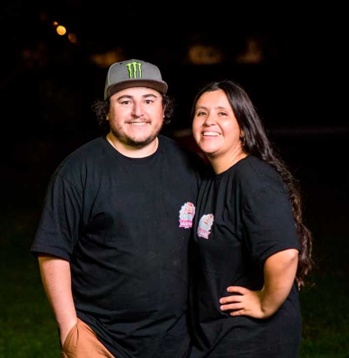 Nicole y Reinaldo posando juntos como parte del equipo de Dulceriland durante una celebración o evento infantil.